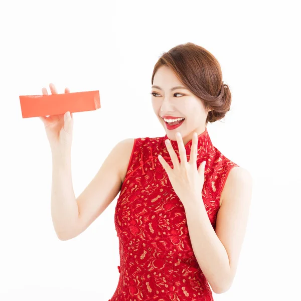 Glückliche junge Chinesin beobachtet den roten Umschlag — Stockfoto