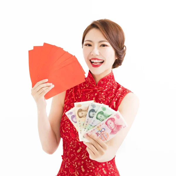Boldog nő viseljen cheongsam, és mutatja a piros borítékot — Stock Fotó