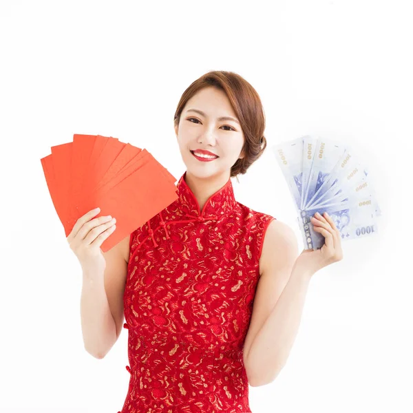 Ευτυχισμένη γυναίκα φθορά cheongsam και δείχνοντας το κόκκινο φάκελοι — Φωτογραφία Αρχείου
