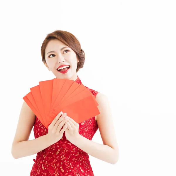Boldog Kínai nő mutatja a piros borítékot, és a gondolkodás — Stock Fotó
