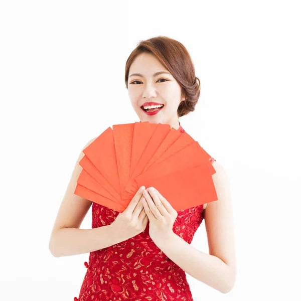 Mulher feliz usar cheongsam e mostrando envelopes vermelhos — Fotografia de Stock