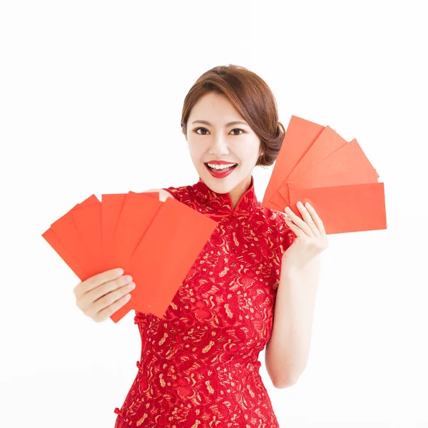 Mulher feliz usar cheongsam e mostrando envelopes vermelhos — Fotografia de Stock