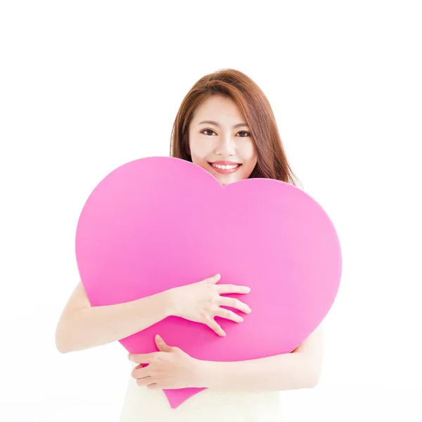 Krásná žena v lásce a drží tvar srdce — Stock fotografie