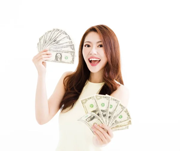 Счастливая молодая женщина, показывающая деньги — стоковое фото