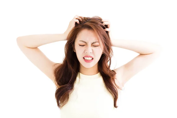 Joven mujer estresada volviéndose loca y tirando de su pelo — Foto de Stock