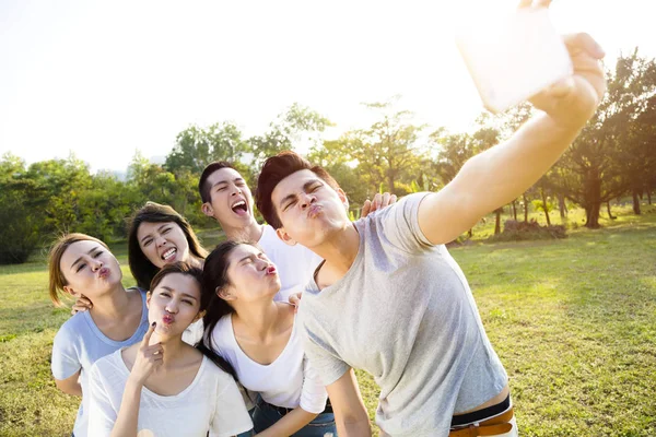 Mutlu genç grup alarak selfie parkta — Stok fotoğraf