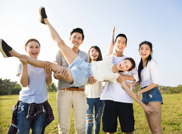 Feliz jovem asiático grupo ter diversão juntos — Fotografia de Stock