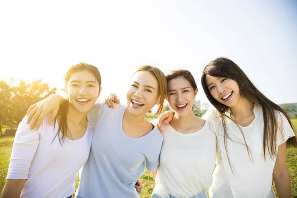 Группа молодых красивых женщин, улыбающихся — стоковое фото