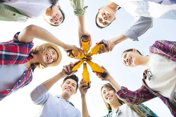 Young Friends having fun together  and drinking  beer — Stock Photo, Image