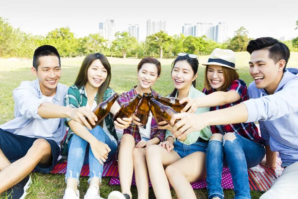 Jovens amigos se divertindo juntos e beber cerveja — Fotografia de Stock