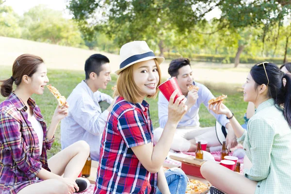 Happy mladí přátelé těší zdravé piknik — Stock fotografie
