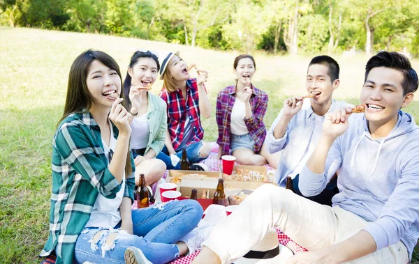 Felici giovani amici godendo di picnic sano — Foto Stock