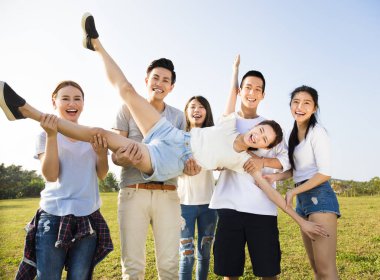 mutlu genç Asyalı grup birlikte eğleniyor