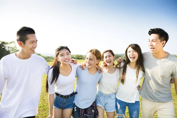 Feliz jovem asiático grupo andando juntos — Fotografia de Stock