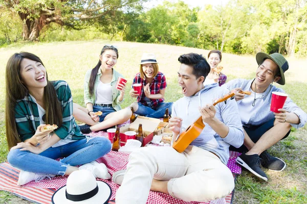 Feliz grupo de jovens amigos desfrutando de festa de piquenique — Fotografia de Stock