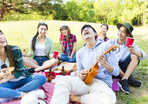 快乐年轻组享受野餐聚会 — 图库照片