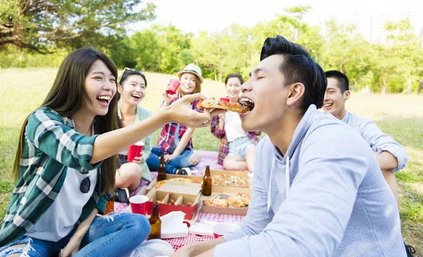 Jovens amigos felizes desfrutando de piquenique saudável — Fotografia de Stock
