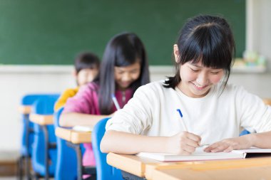 mutlu genç kız sınıfta öğrenme