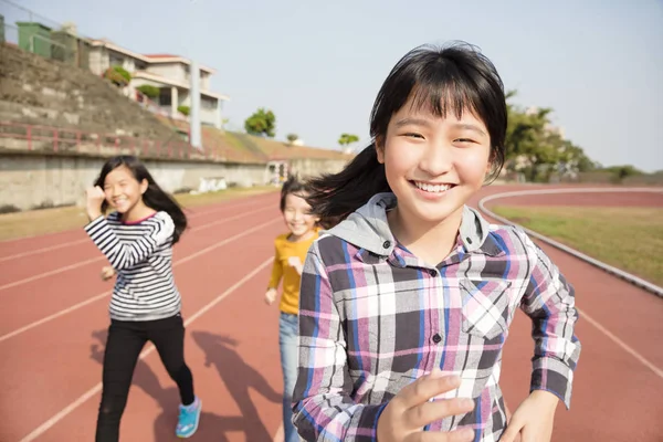 幸せな 10 代の女の子がトラック上で実行 — ストック写真