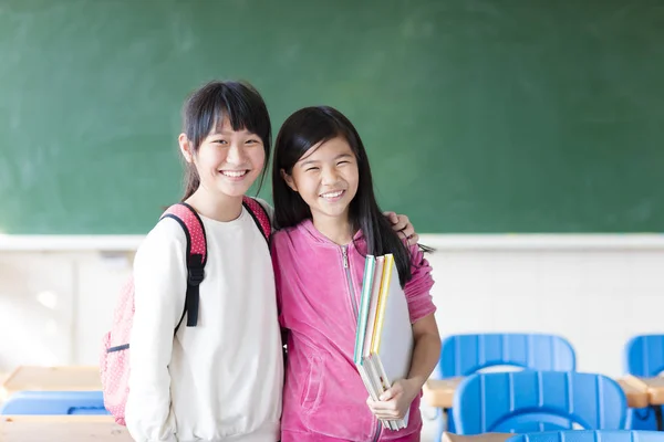 Dvě puberťačky student v učebně — Stock fotografie