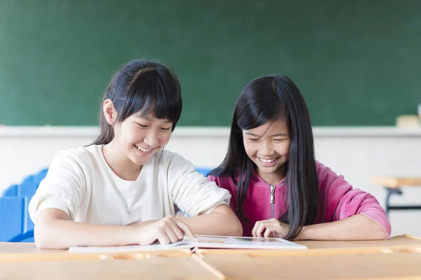 Två tonårsflickor student studie i klassrummet — Stockfoto