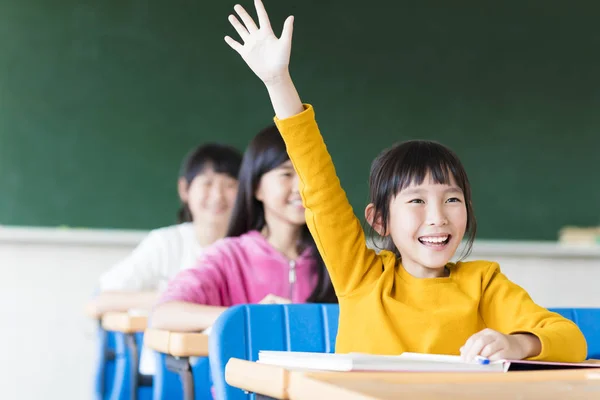 교실에서 학습 하는 행복 한 어린 소녀 — 스톡 사진