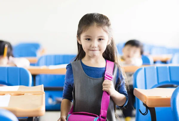 Glada lilla tjej student i klassrummet — Stockfoto