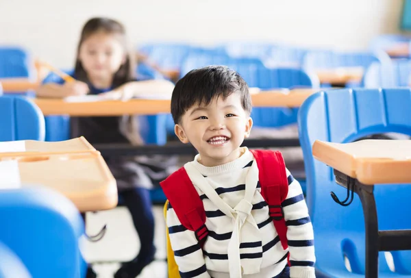 Menino feliz estudante na sala de aula — Fotografia de Stock