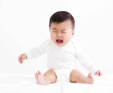 Ağlayan bebek çocuk üzerinde beyaz izole