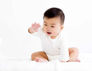 Ellerini uzanarak erkek bebek