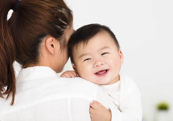 Mladá matka drží sladký chlapeček — Stock fotografie