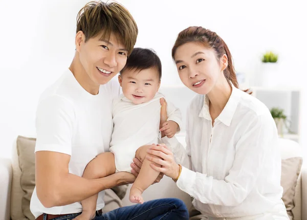 Feliz joven asiático familia con dulce bebé chico —  Fotos de Stock