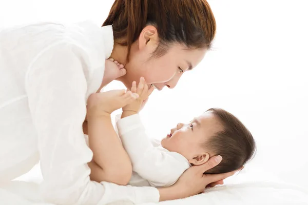 Jovem asiático mãe segurando doce bebê menino — Fotografia de Stock
