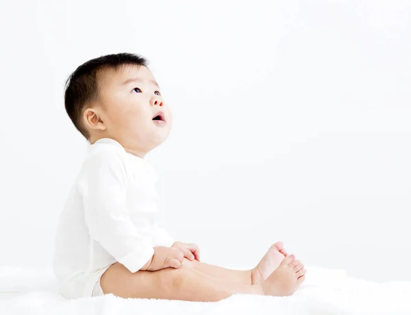 Adorável asiático sorrindo bebê menino olhando para cima — Fotografia de Stock
