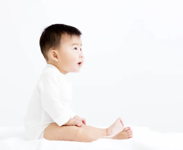 Adorable asiático sonriente bebé niño mirando arriba —  Fotos de Stock