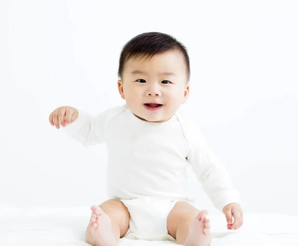 Очаровательный азиатский улыбающийся мальчик — стоковое фото