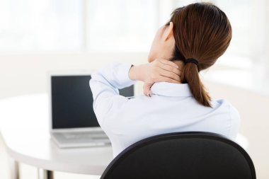 genç iş kadını ile boyun ağrısı ofiste