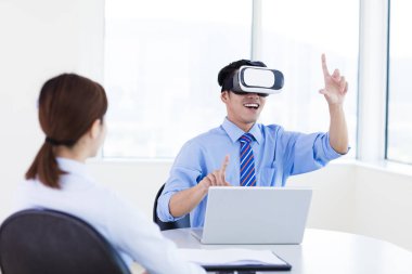 vrl cam konferans ofiste giyen genç işadamı 