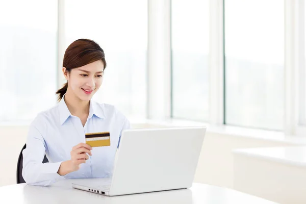 Giovane donna shopping con carta di credito e laptop — Foto Stock