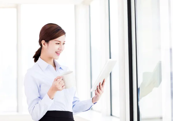 Junge Geschäftsfrau mit digitalem Tablet im Büro — Stockfoto