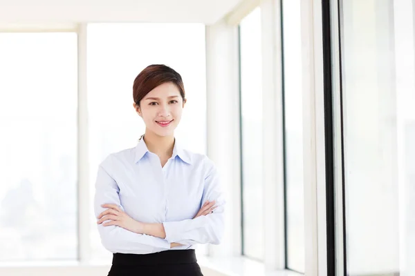 Jovem sorridente mulher de negócios no escritório — Fotografia de Stock