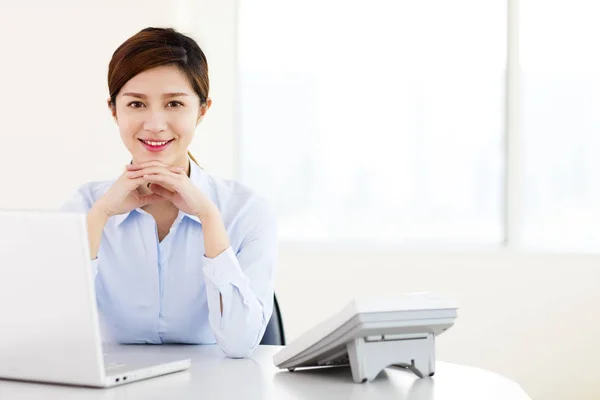 Young  business woman working in the office — Stock Photo, Image