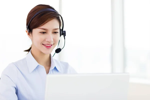 Młody biznes kobieta noszenia zestawu słuchawkowego w biurze — Zdjęcie stockowe