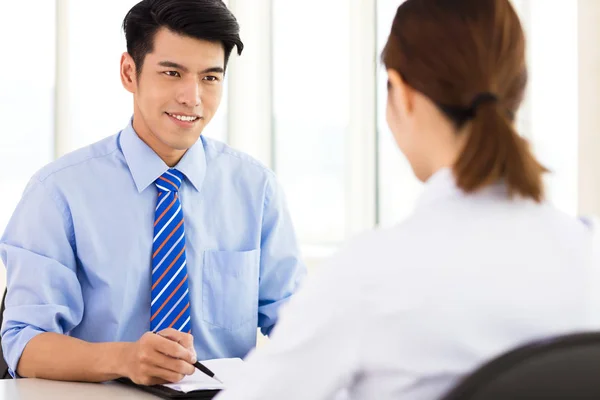 Reclutador revisando al candidato durante la entrevista de trabajo —  Fotos de Stock