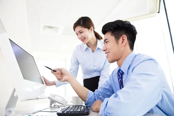 Geschäftsleute diskutieren im Amt über den Plan — Stockfoto