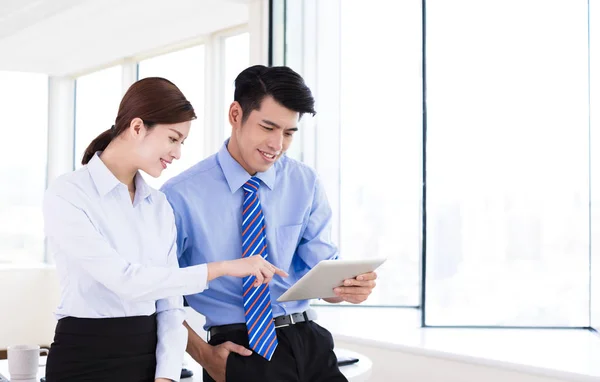 Business mensen bijeenkomst in office en project bespreken — Stockfoto