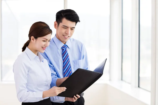 Business mensen bijeenkomst in office en project bespreken — Stockfoto