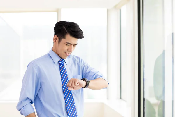 Бизнесмен проверяет время от дежурства в офисе — стоковое фото