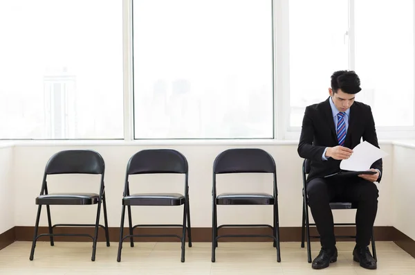 Jovem homem de negócios à espera de entrevista de emprego — Fotografia de Stock