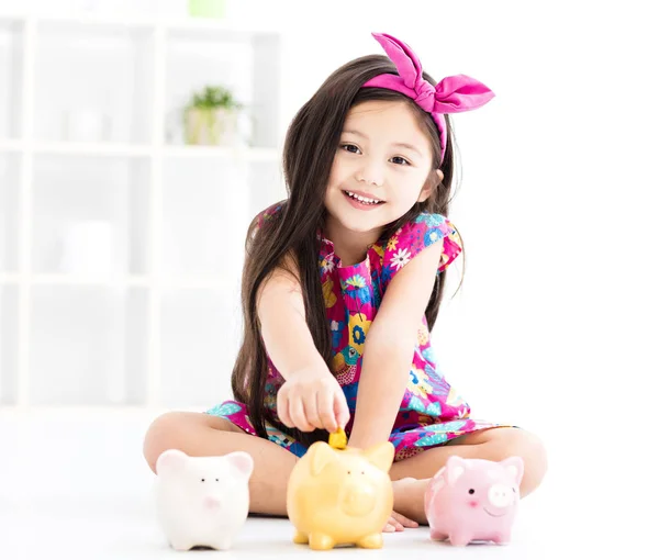 Feliz niña jugando con piggy prohibición — Foto de Stock